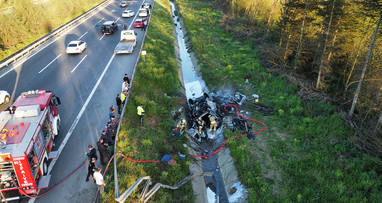 Kanala uçan minibüs alev alev yandı: 2 yaralı