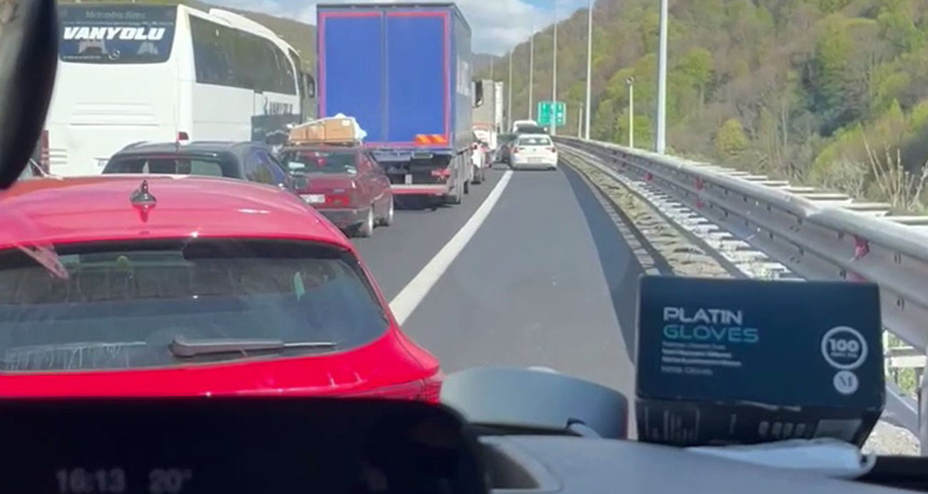 Bayram trafiğinde kazaya ulaşmak için yola çıkan ambulansın zor anları kamerada