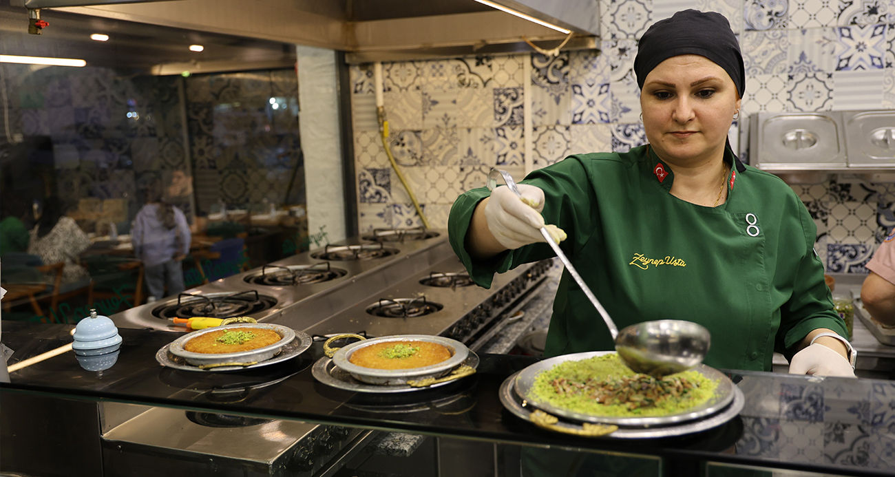 Bayramda gıda boyalı fıstıklı tatlılara dikkat