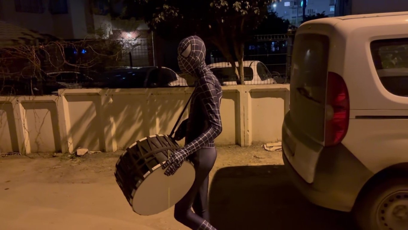 Adanalı örümcek adam davul çalarak vatandaşları sahura kaldırdı