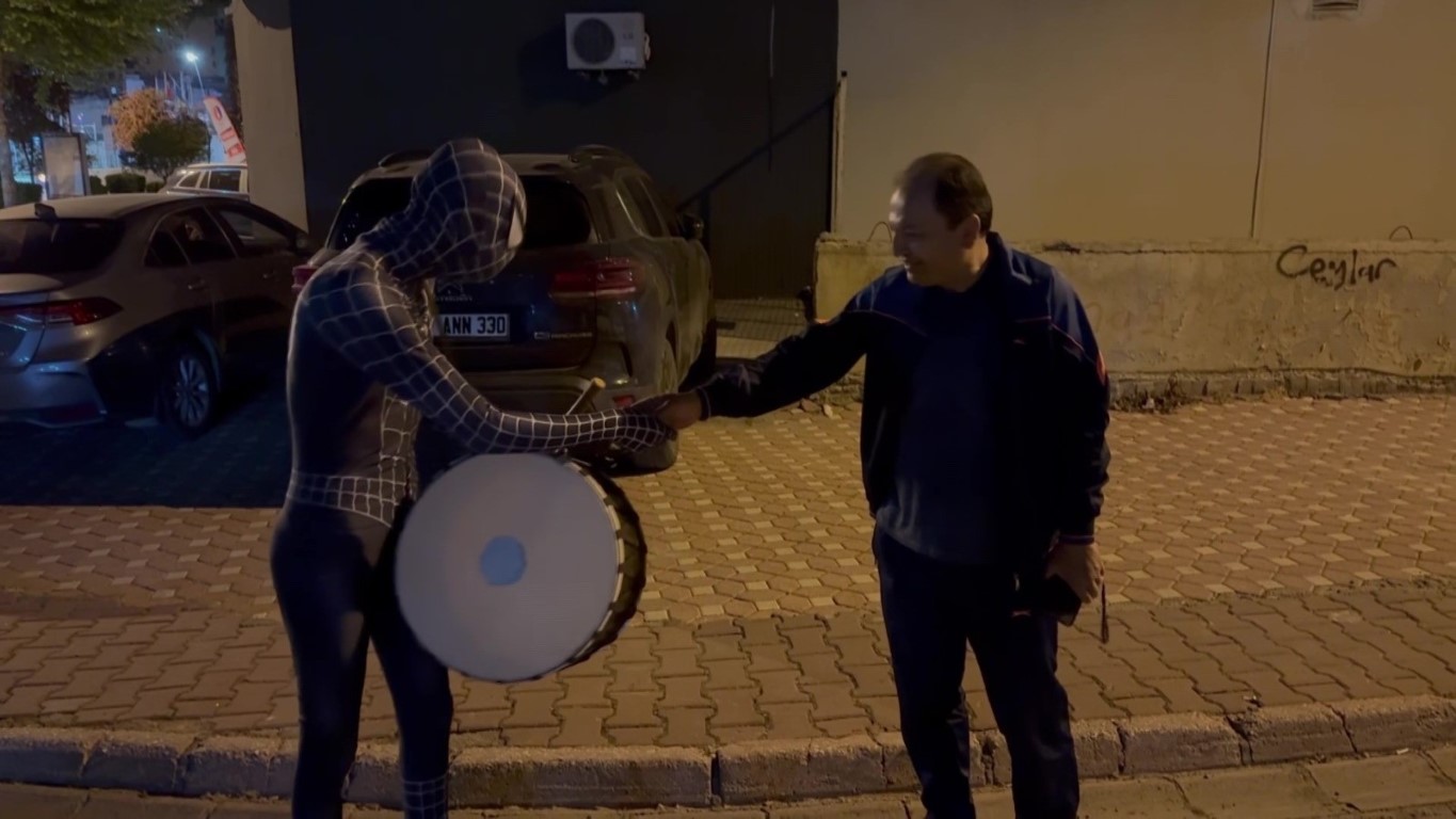 Adanalı örümcek adam davul çalarak vatandaşları sahura kaldırdı