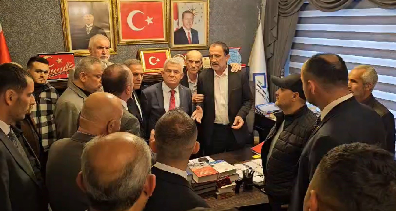 Seçimi kaybeden belediye başkanı milletvekiline çiçek fırlatıp hakaret etti