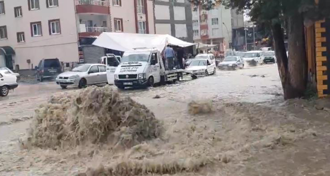 Malatya’da cadde ve sokaklar göle döndü