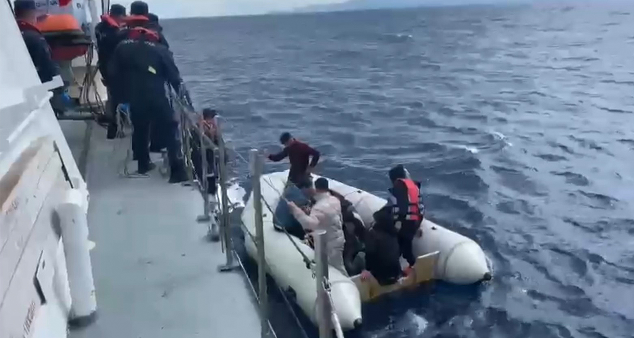 Yunan unsurlarınca ölüme terk edilen 4’ü çocuk, 16 kaçak göçmen kurtarıldı