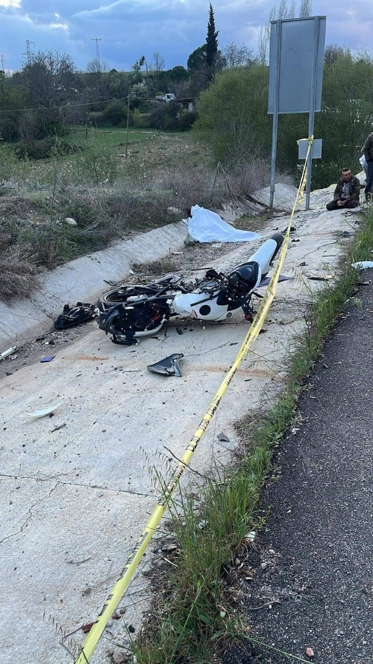 Motosiklet ile otomobilin karıştığı kazada 3 kişi öldü