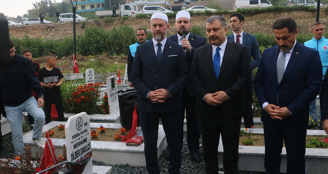 Bakan Koca, Ramazan Bayramı’nın ilk gününde deprem mezarlığını ziyaret etti