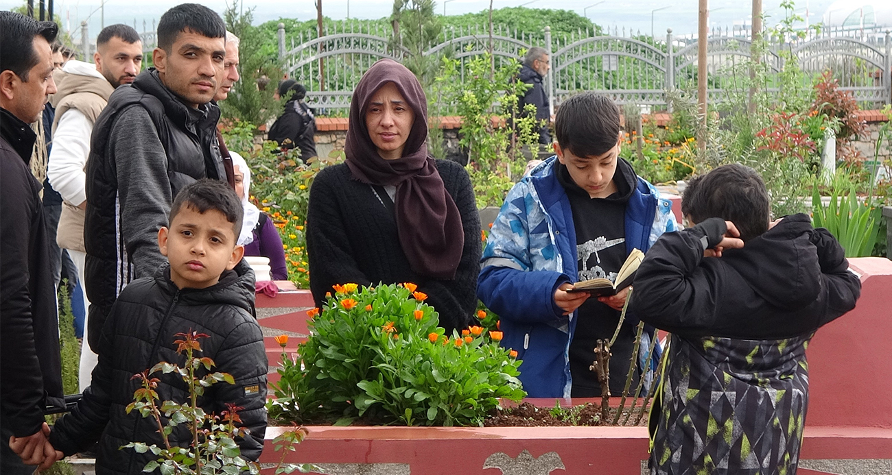 Diyarbakır’da deprem mezarlığında hüzünlü bayram ziyareti