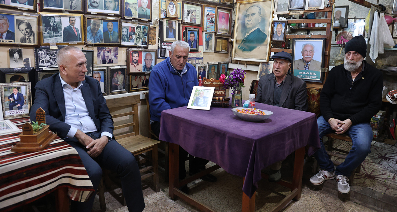 "Ölüler Kıraathanesi"nde buruk bayramlaşma