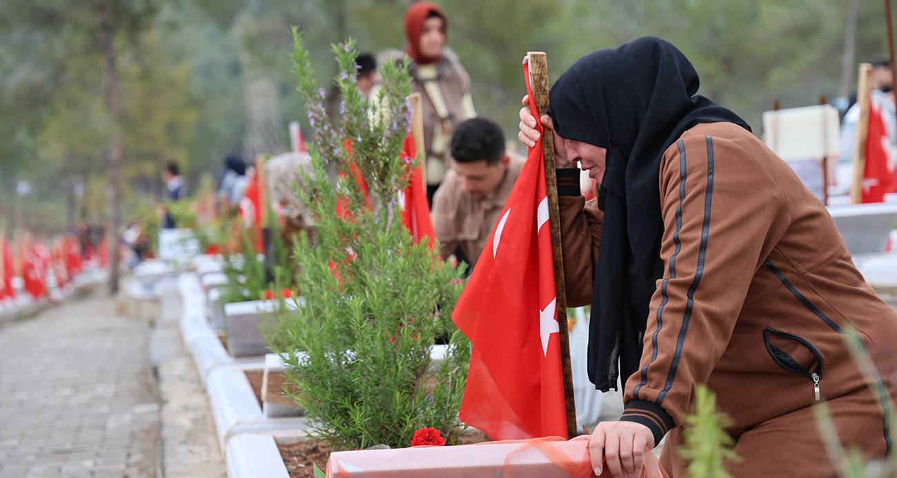 Deprem şehitleri mezarlığında gözyaşları sel oldu
