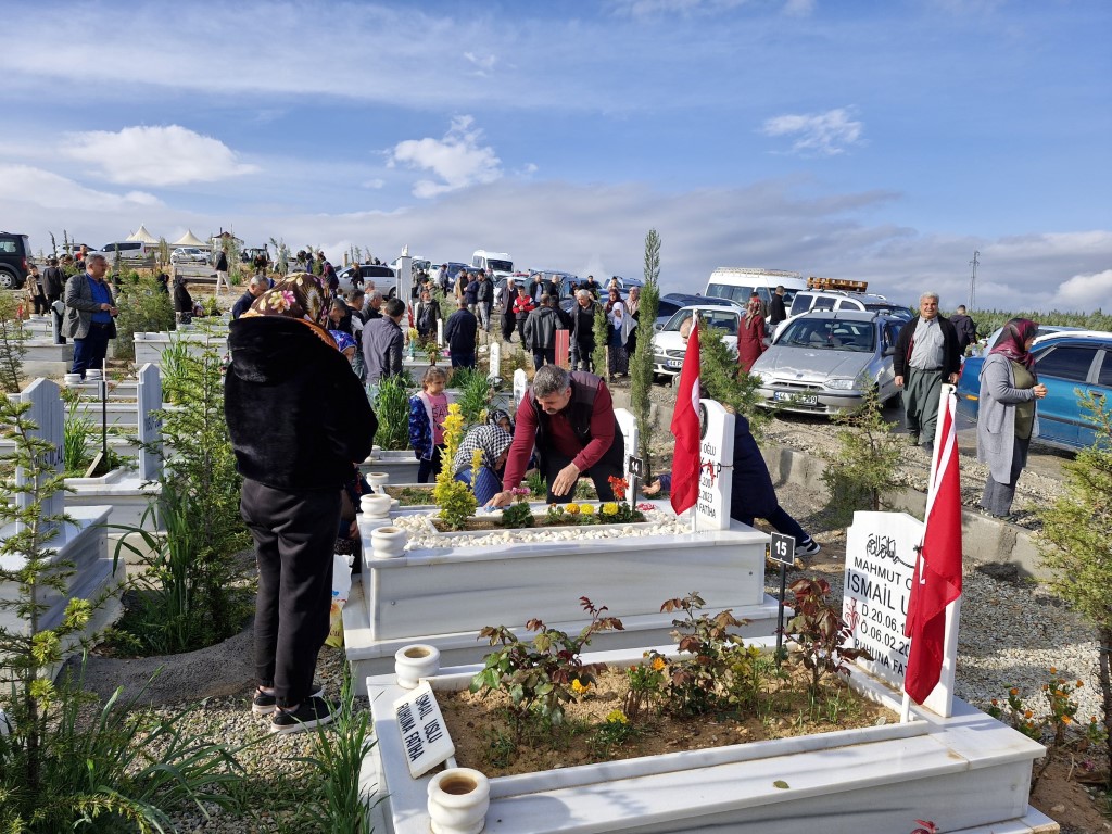Malatya’da mezarlıkta hüzünlü bayram