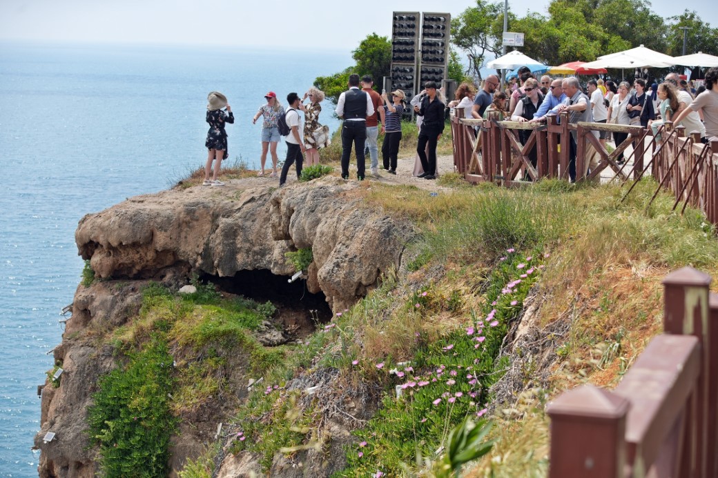 Antalya’nın yasak dinletmeyen cazibesi Düden Şelalesi, tatilci akınına uğradı