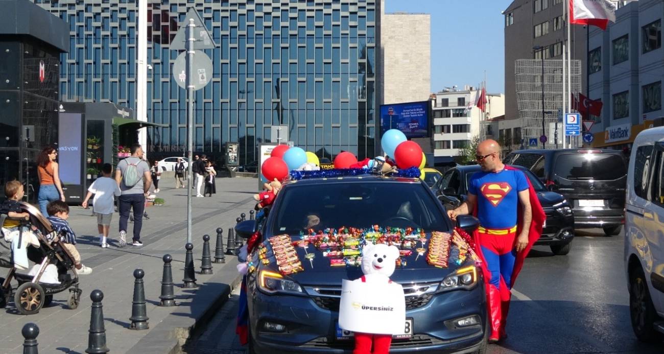 Taksim’de arabasını şekerlemelerle donatan Süpermen kostümlü adam çocukların ilgi odağı oldu