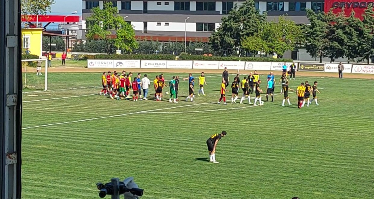 Amatör maçta kavga çıktı: futbolcular maçı terk etti