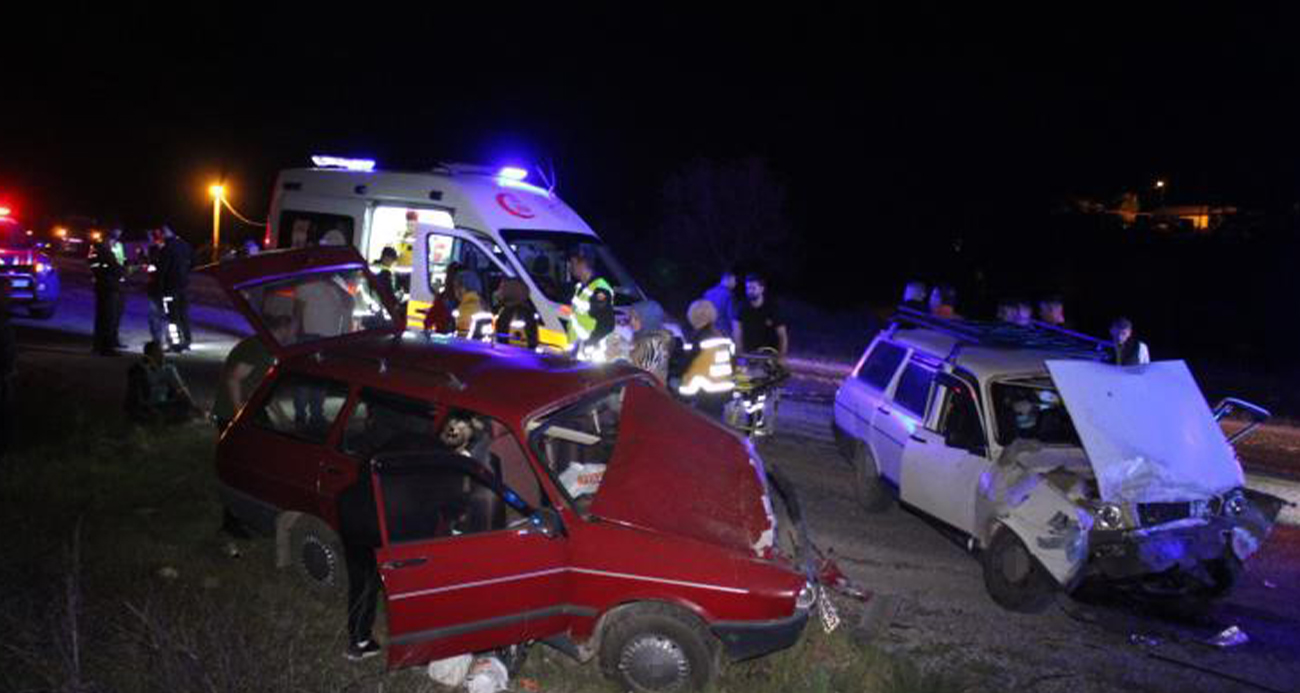 Çanakkale’de iki otomobil kafa kafaya çarpıştı: 8 yaralı