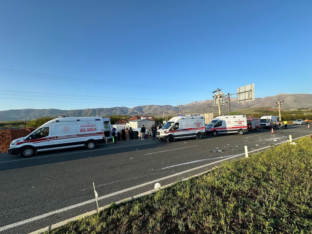 Malatya’da yolcu otobüsü devrildi: Çok sayıda yaralı var