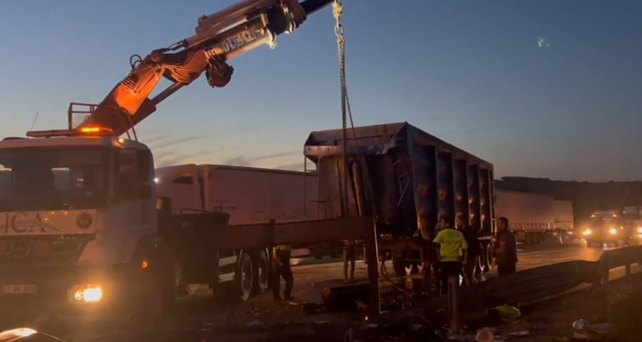 Pendik’te tır devrildi