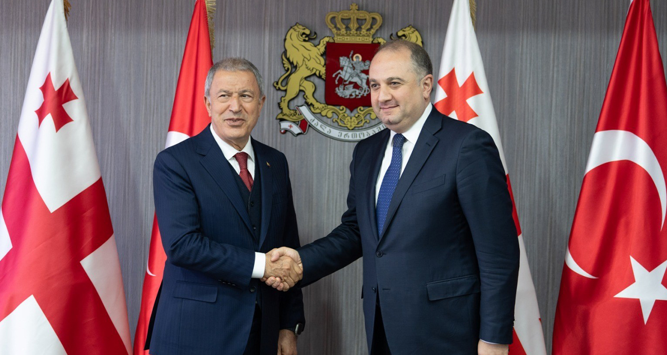 Türkiye Büyük Millet Meclisi (TBMM) Milli Savunma Komisyonu Başkanı Hulusi Akar, temaslarda bulunmak üzere geldiği Gürcistan’da Savunma Bakanı İrakli Çikovani ile bir araya geldi.