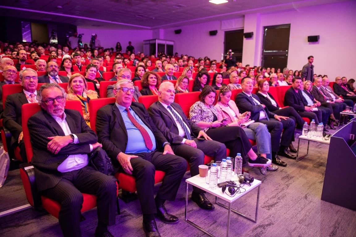 Yapay zeka tabanlı Lucia uluslararası yapay zeka zirvesinin açılışını yaptı