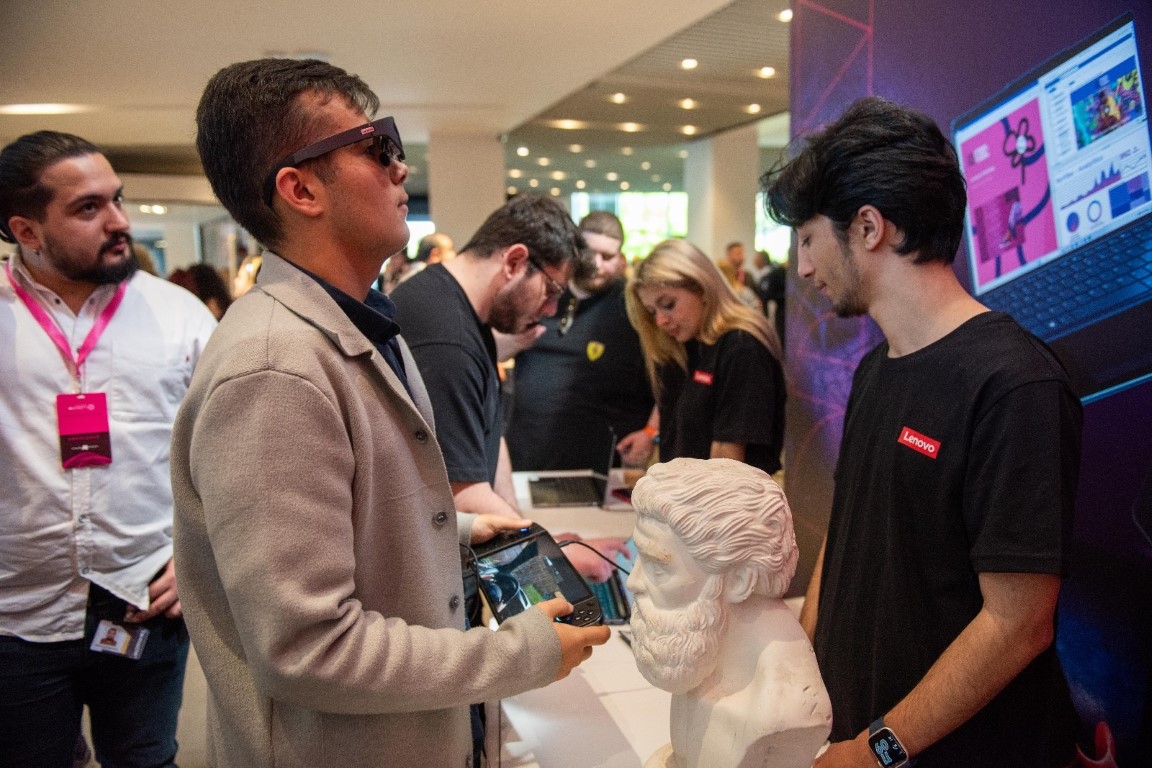 Yapay zeka tabanlı Lucia uluslararası yapay zeka zirvesinin açılışını yaptı