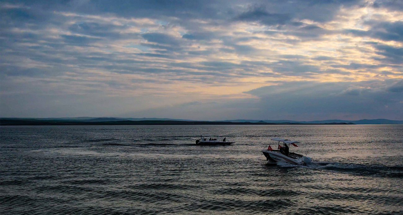 Kırşehir’in Kaman ilçesinde yer alan ve ’Anadolu’nun Plajı’ olarak bilinen Savcılı Plajı’nda sürat teknelerinin şovu havadan görüntülendi.