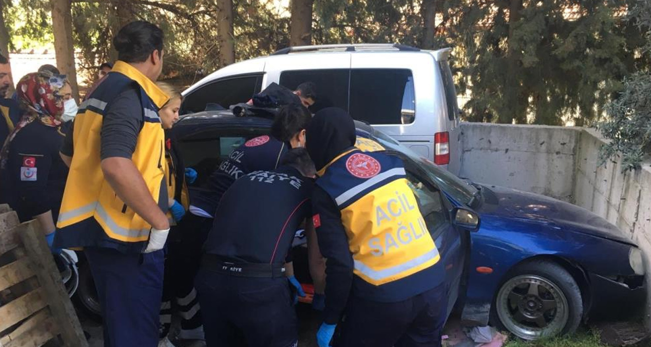 Fren yerine gaza bastı, duvara çarpınca ayağı sıkıştı