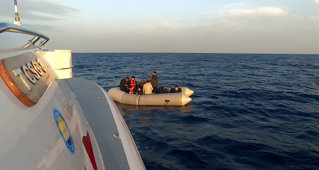Türk karasularına geri itilen 14 kaçak göçmen Sahil Güvenlik ekiplerince kurtarıldı