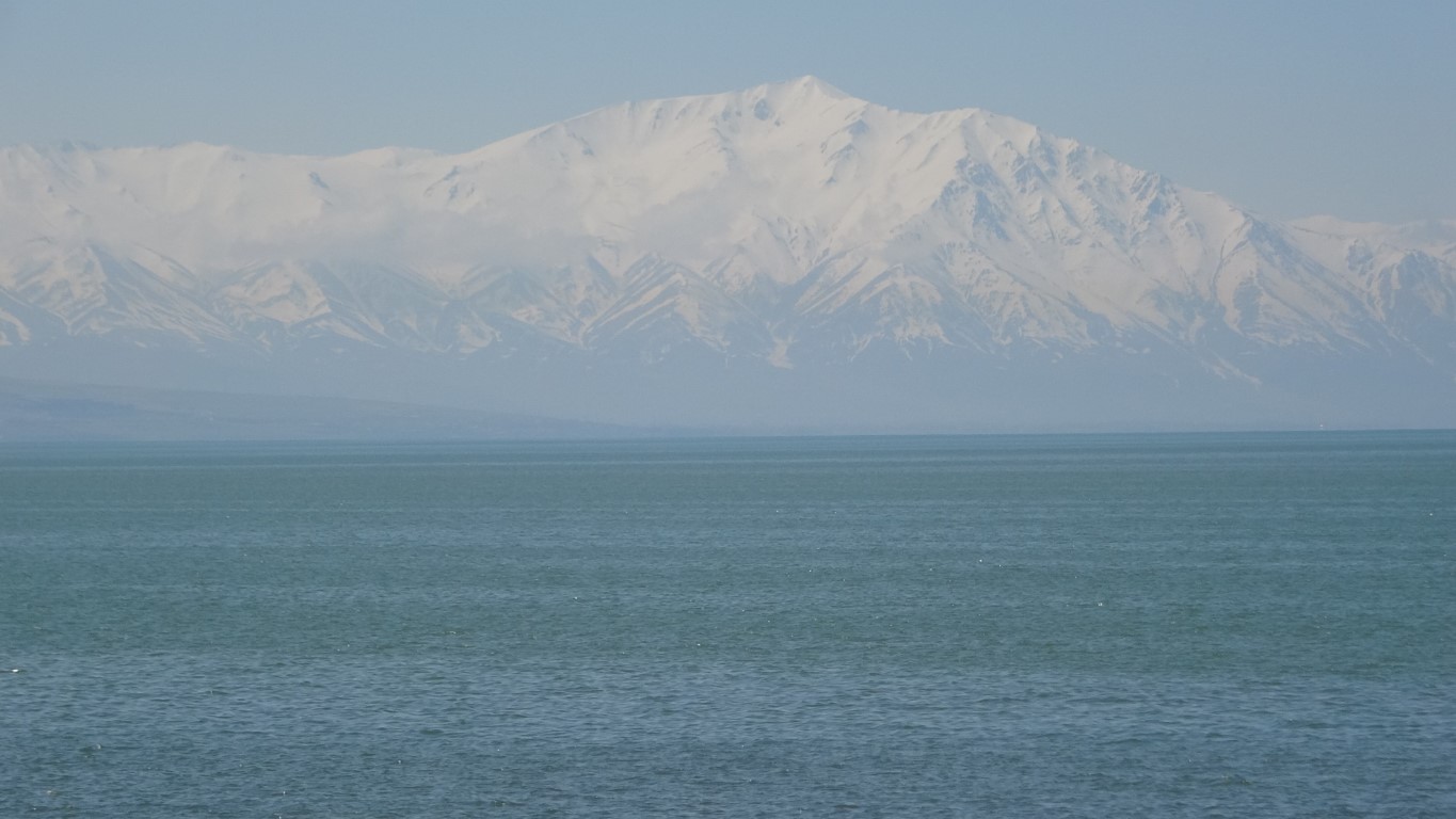 Yağış sonrası Van Gölü’nün su seviyesi yükselmeye başladı
