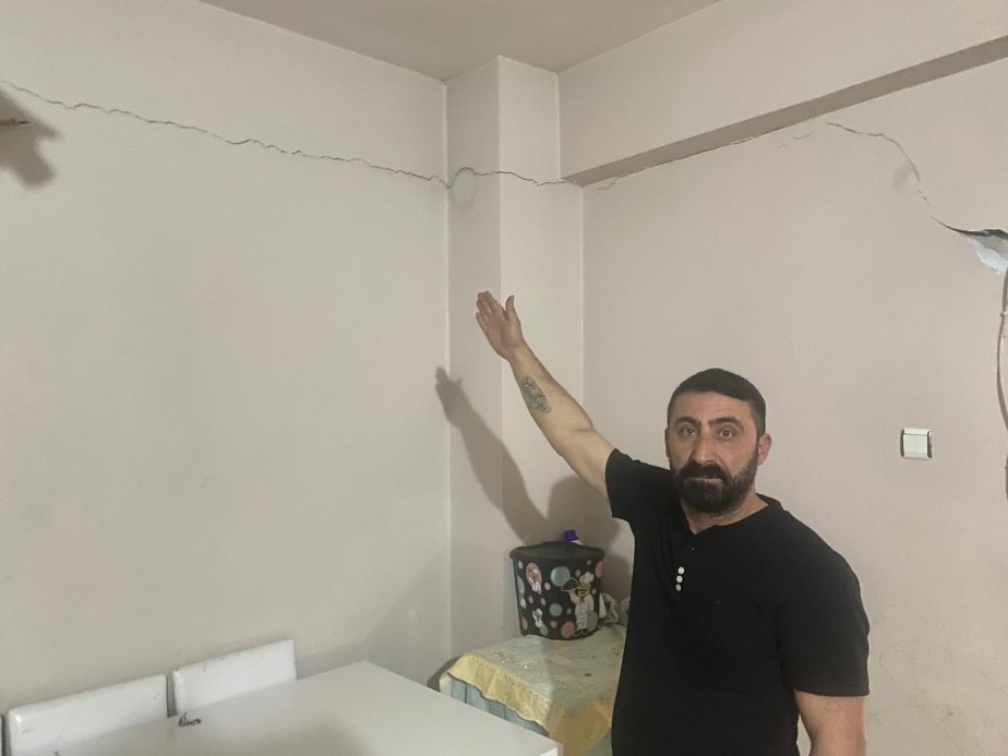 Kayseri’de yaşayan Ferdi Yakupoğlu, Tokat’ta meydana gelen 5.6 büyüklüğündeki deprem sonrası evinin hasar gördüğünü iddia ederek, yetkililerden yardım istedi.