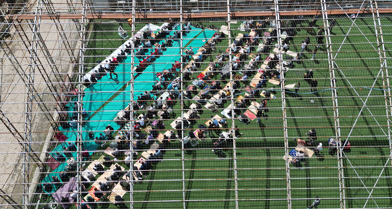 Depremin vurduğu Sulusaray’da halı sahada cuma namazı kılındı