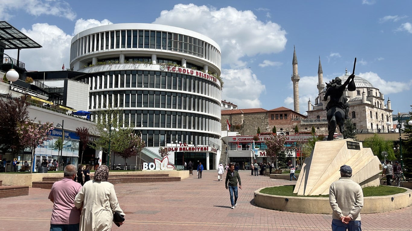 Arapça tabelalar kalktı, İngilizce tabelalar duruyor: “O zaman İngilizce tabelalar da kaldırılsın”