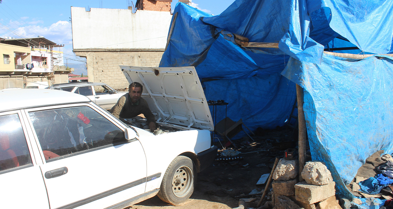 Depremin vurduğu Hatay’ın Hassa ilçesinde oto tamirciliği yapan Halil Topal, kurduğu çadırda araç tamiri yaparak geçimini sağlıyor.
