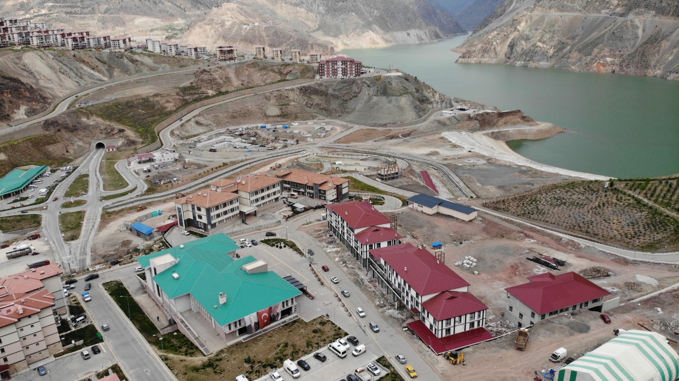 Türkiye’nin en büyük barajının yapıldığı ilçede, iktidar baraj altında kaldı