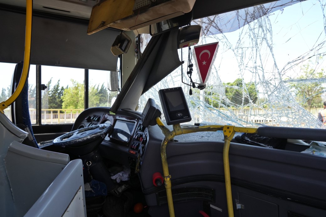 Halk otobüsü kırmızı ışıkta bekleyen araçlara daldı: 7 araç birbirine girdi, 8 yaralı