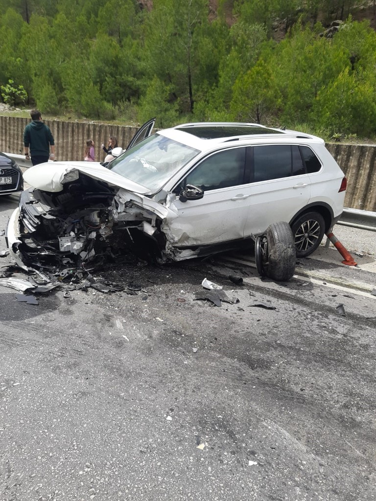 Antalya- Isparta karayolunda 2 araç birbirine girdi: 1 ölü, 7 yaralı