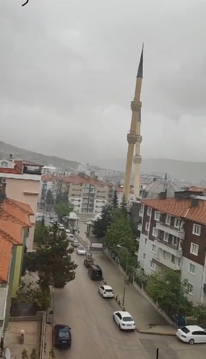 Fırtınaya dayanamayan cami minaresi yıkıldı