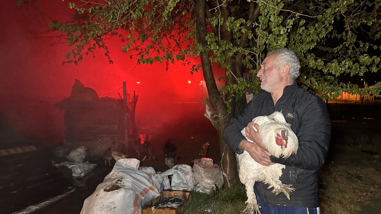 Tekstil atıkların toplandığı depo alev alev yandı: Yangından kurtardığı tavuğuna böyle sarıldı