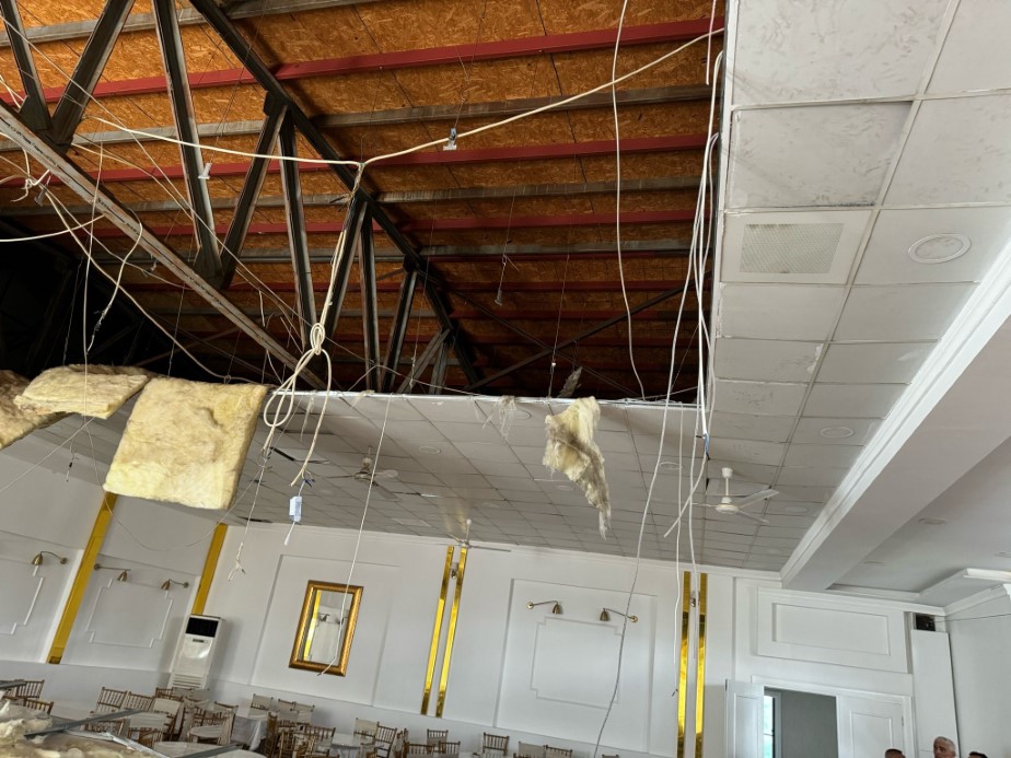 Depremden dolayı düğün salonu tavanı çöktü: Faciadan dönüldü