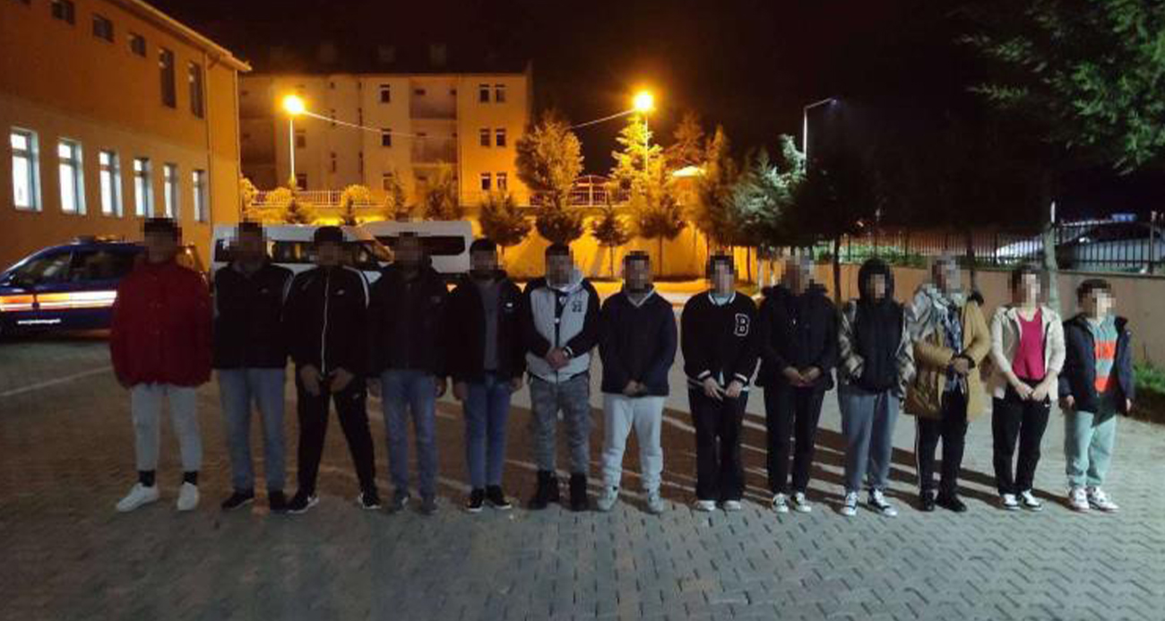 Edirne’nin Havsa ilçesinde jandarma ekipleri tarafından yapılan denetimlerde 13 düzensiz göçmen yakalandı.