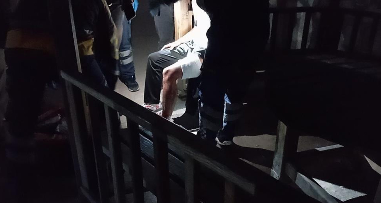 Okul bahçesinde oturan genç bıçaklı saldırıya uğradı