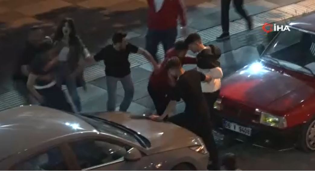 Ankara’da iki grup arasında kavga: Sokakta yumrukların konuştuğu anlar kamerada