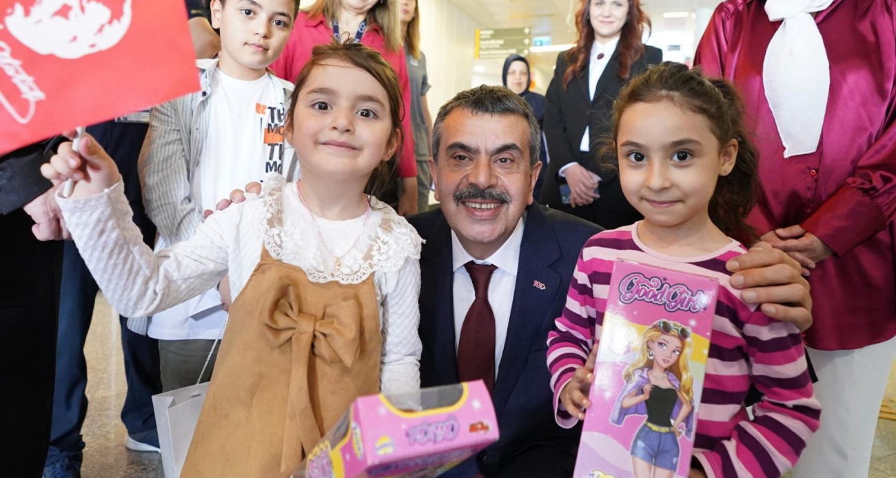 Bakan Tekin, Ankara’da hastane sınıfı ziyaret etti