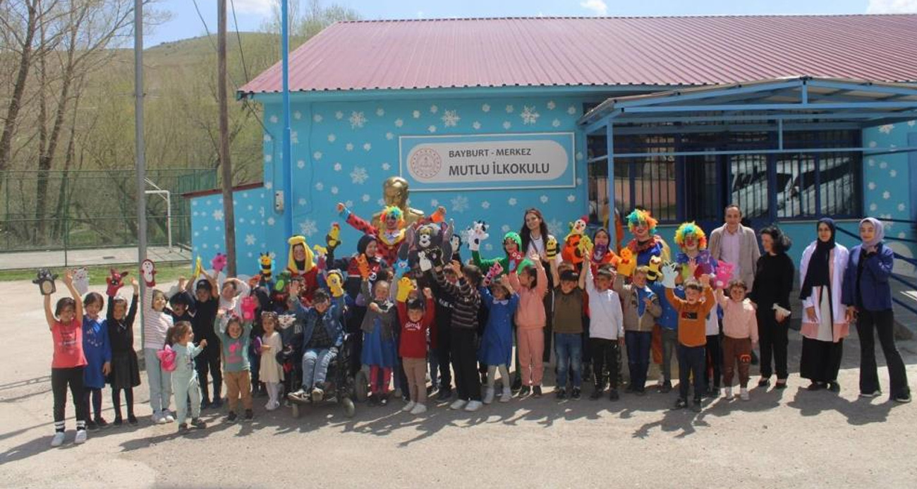 23 Nisan Ulusal Egemenlik ve Çocuk Bayramı dolayısıyla Bayburt İl Jandarma Komutanlığı, Mutlu İlkokulu öğrencilerine sürpriz yaparak, köy okulu öğrencilerini çeşitli gösterilerle sevindirdi.