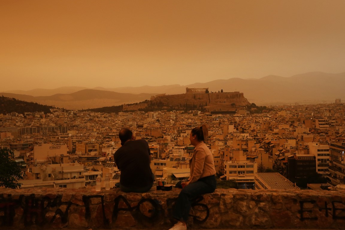 Atina'da Sahra'dan gelen çöl tozu gökyüzünü turuncuya boyadı - İhlas Haber  Ajansı