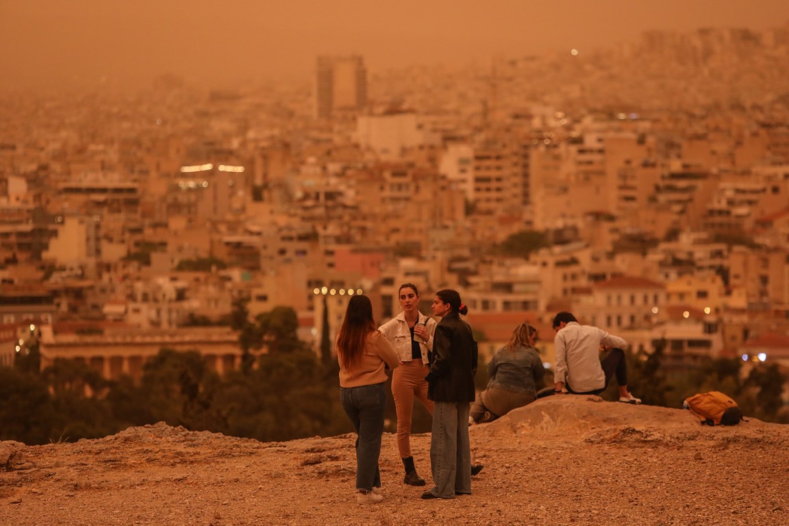 Atina'da Sahra'dan gelen çöl tozu gökyüzünü turuncuya boyadı | Düzce TV