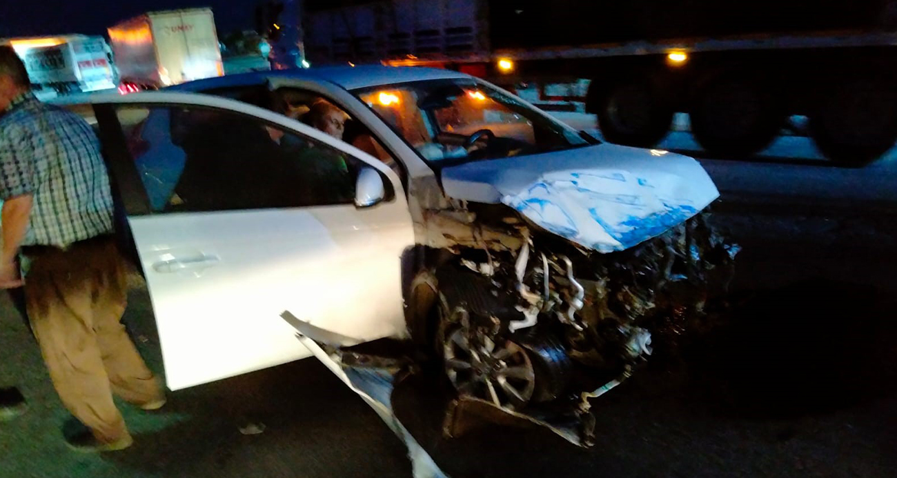 Konya’nın Karapınar ilçesinde kontrolden çıkıp karşı şeride geçen otomobilin kamyonla çarpışması sonucu meydana gelen trafik kazasında 4 kişi yaralandı.
