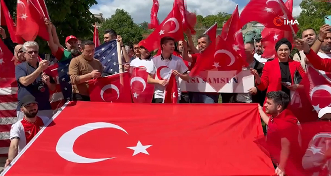 ABD'nin başkenti Washington’da yaşayan çok sayıda Türk, asılsız 24 Nisan iddialarına yönelik eylem yapan Ermenileri protesto etti.