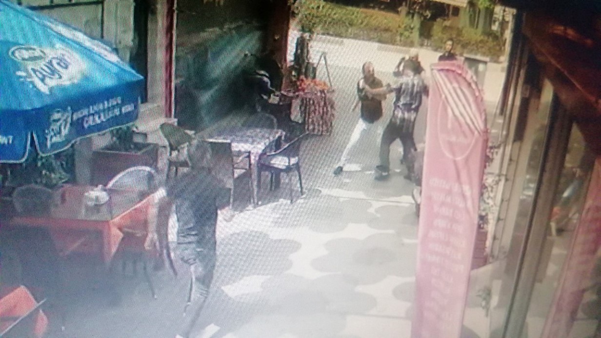 Kebapçı ile çaycının döner çatallı tabela kavgası