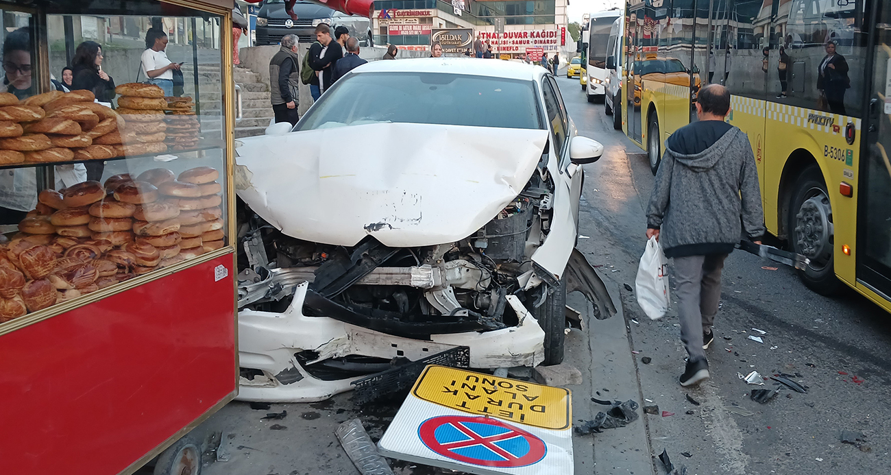 Çorlu'da feci kaza: Hurdaya dönen otomobilin motoru çıktı İhlas Haber Ajansı