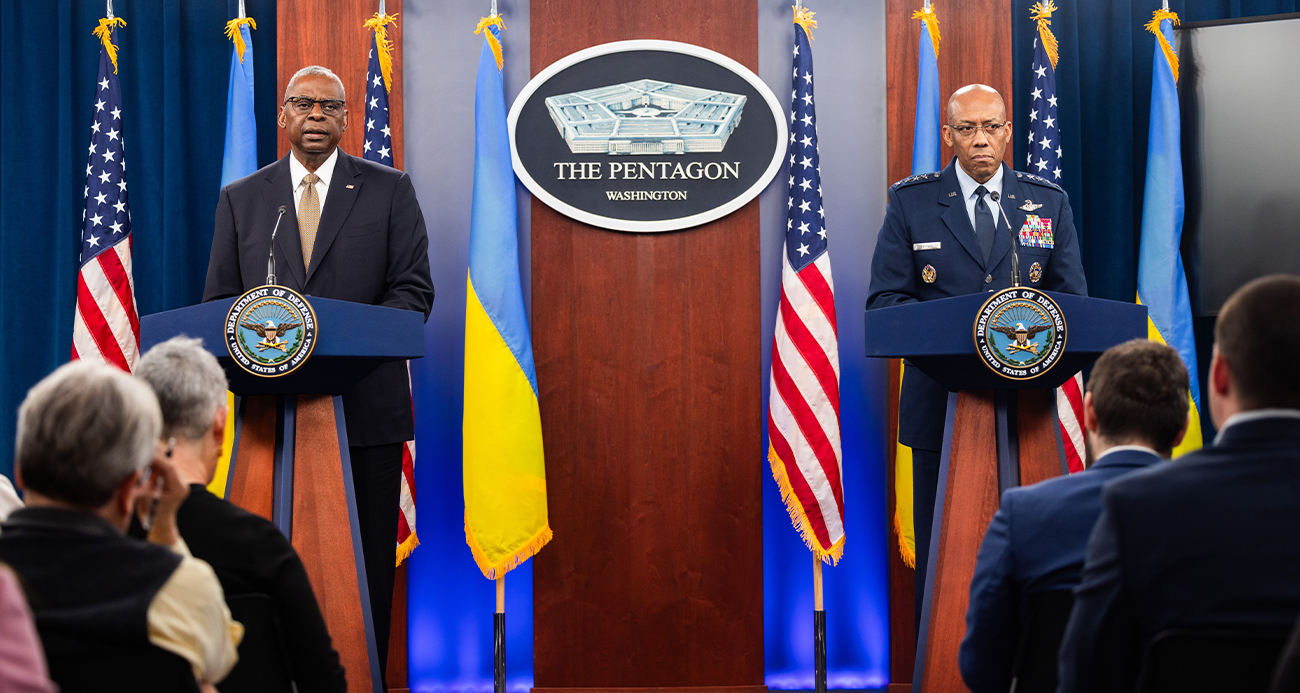 ABD Savunma Bakanı Lloyd Austin, Ukrayna için 6 milyar dolarlık uzun vadeli askeri yardım paketini duyururken, “Bu, bugüne kadar taahhüt ettiğimiz en büyük güvenlik yardım paketidir” dedi.
ABD Ukrayna’ya milyarlarca dolar değerinde bir yardım daha açıkladı.