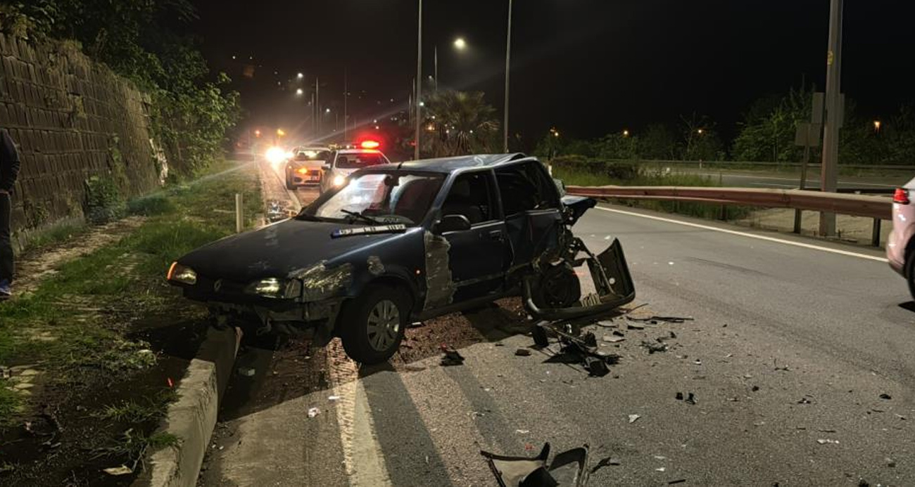 Rize’de arıza yapan aracını iten sürücüye ve ona çarpan araca başka bir araç çarptı. 3 aracın karıştığı kazada 1’i ağır 2 kişi yaralandı.